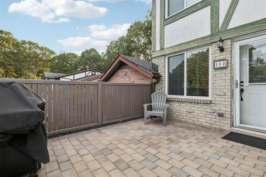 262 Brettonwoods Drive, Coram, NY 11727 - Image #3
