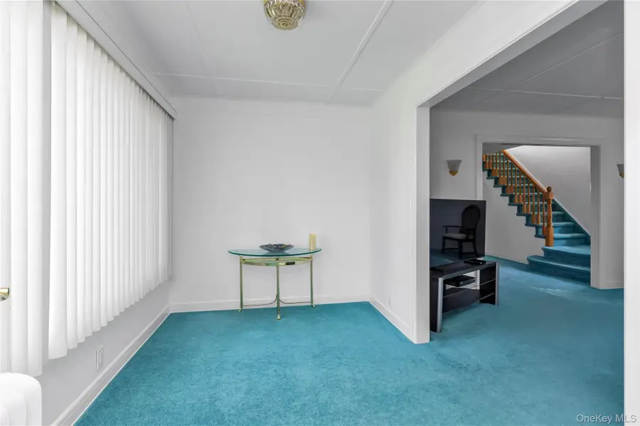 31 Chester Avenue, Stewart Manor, NY 11530 - Image #2