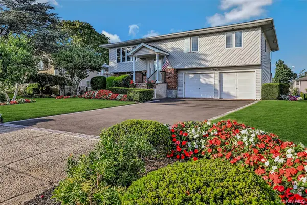 35 Manta Court, Oakdale, NY 11769