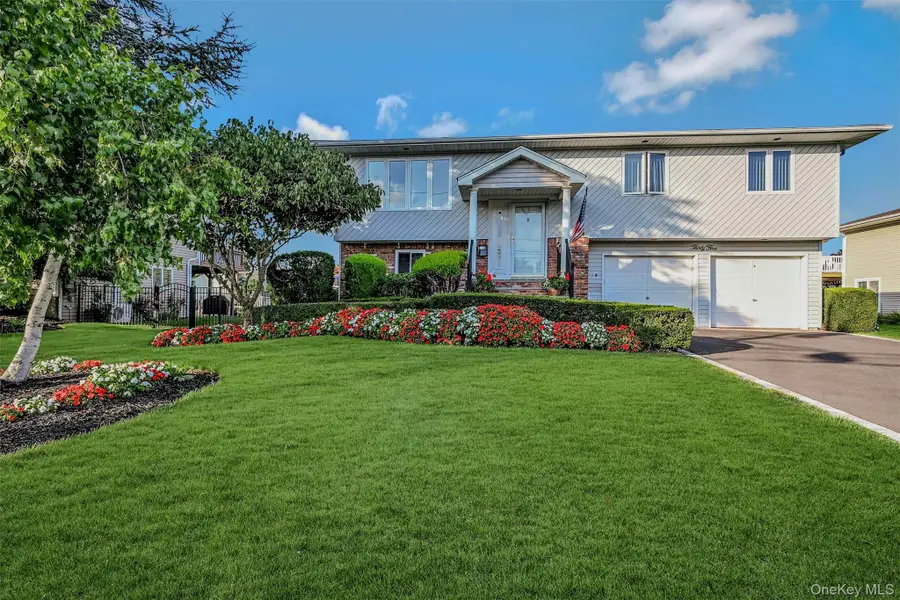 35 Manta Court, Oakdale, NY 11769 - Image #2