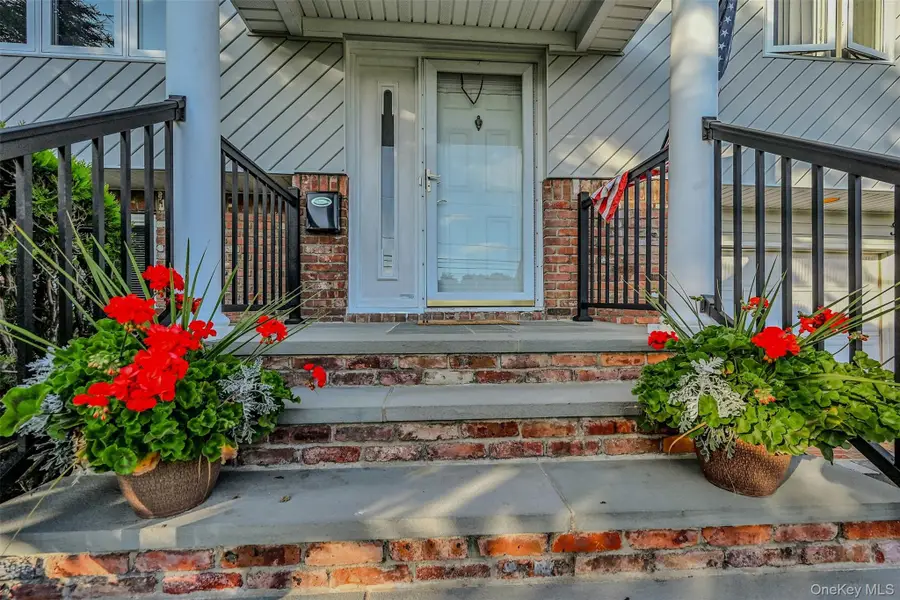 35 Manta Court, Oakdale, NY 11769 - Image #3