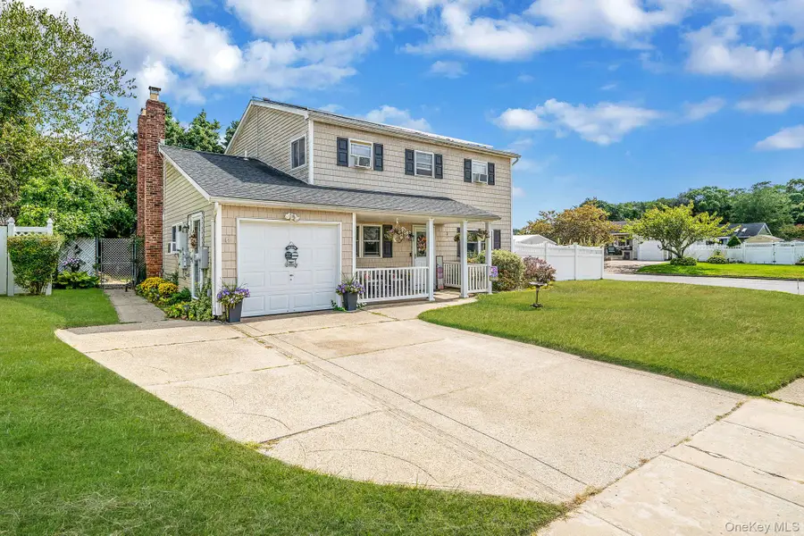 3 Knollwood Court, Holbrook, NY 11741 - Image #2