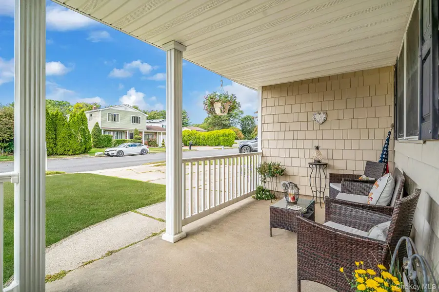 3 Knollwood Court, Holbrook, NY 11741 - Image #3