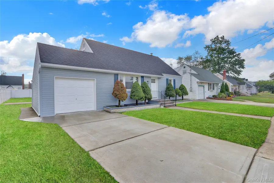 15 Cornwall Lane, Hicksville, NY 11801 - Image #2