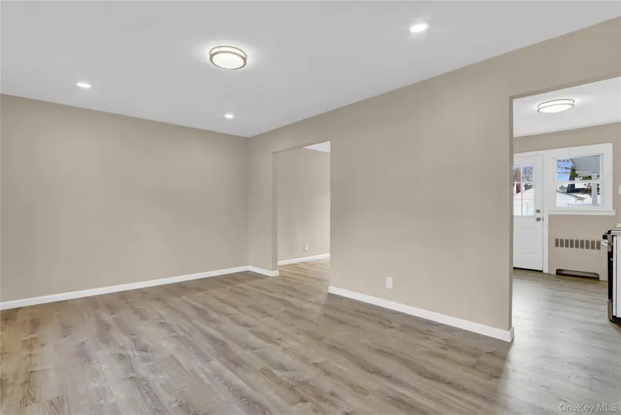 15 Cornwall Lane, Hicksville, NY 11801 - Image #3