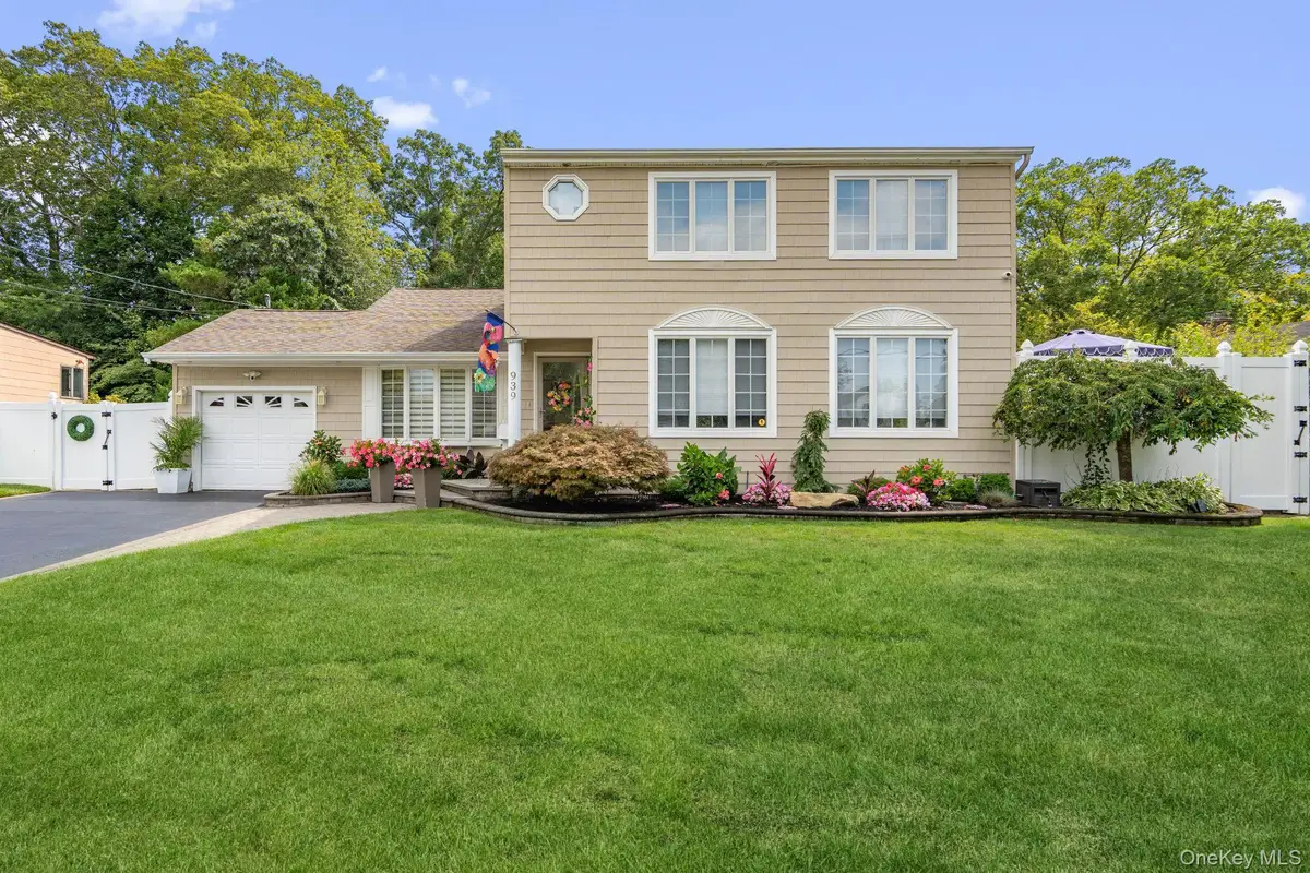 939 Manor Lane, Bay Shore, NY 11706 - Image #1