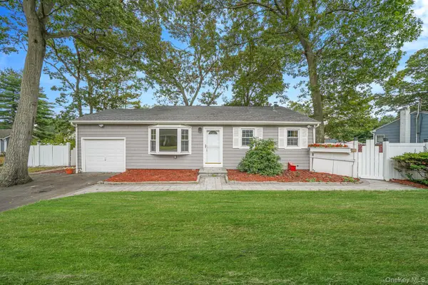 20 Arlington Terrace, Lake Grove, NY 11755