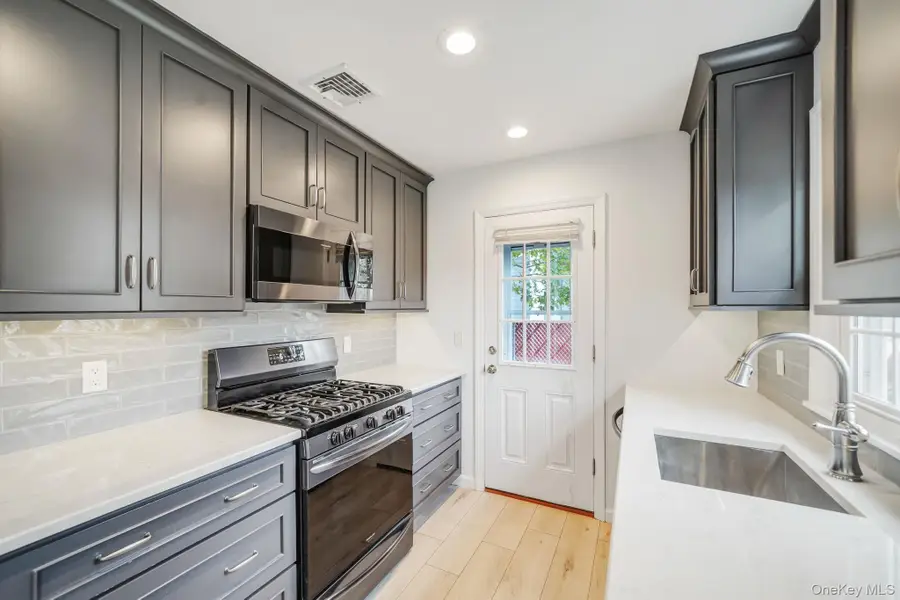 20 Arlington Terrace, Lake Grove, NY 11755 - Image #2