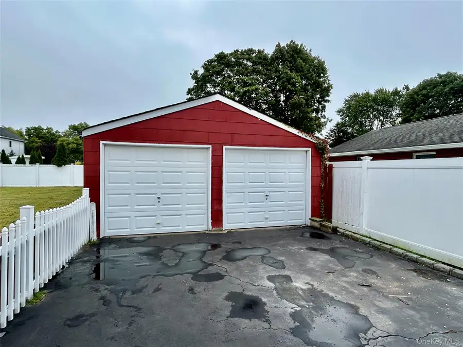 577 Peter Paul Drive, West Islip, NY 11795 - Image #2