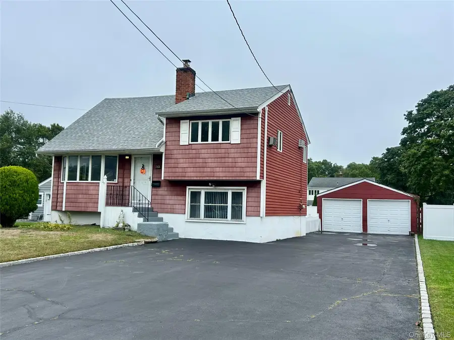 577 Peter Paul Drive, West Islip, NY 11795 - Image #3