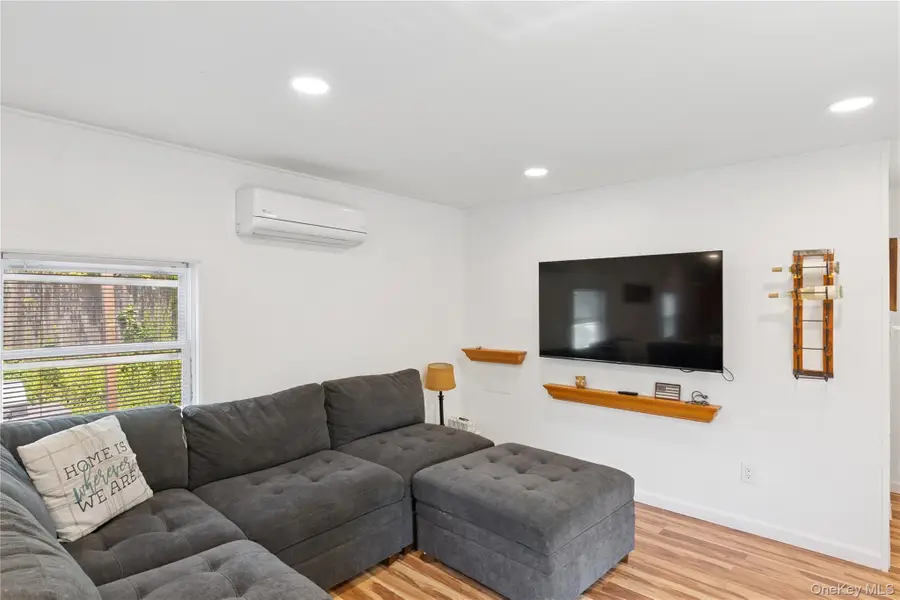 8 North Railroad Avenue, Jamesport, NY 11901-6016 - Image #3