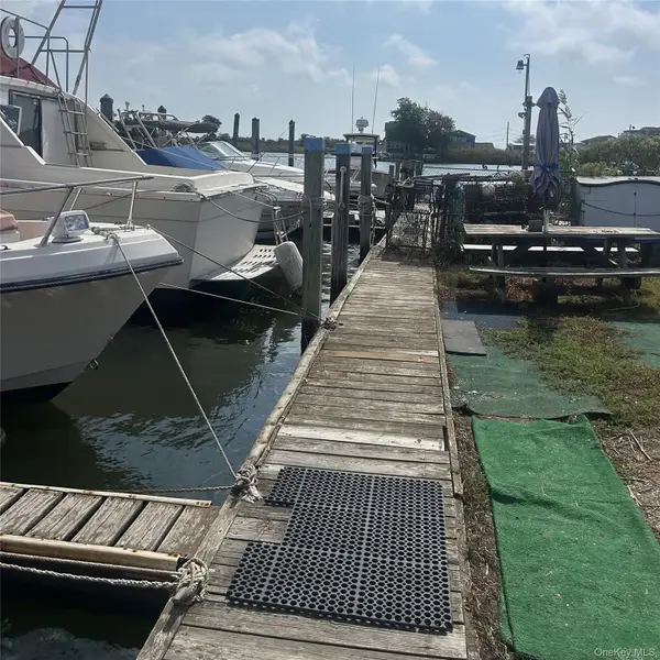 332 Riviera Parkway, Lindenhurst, NY 11757