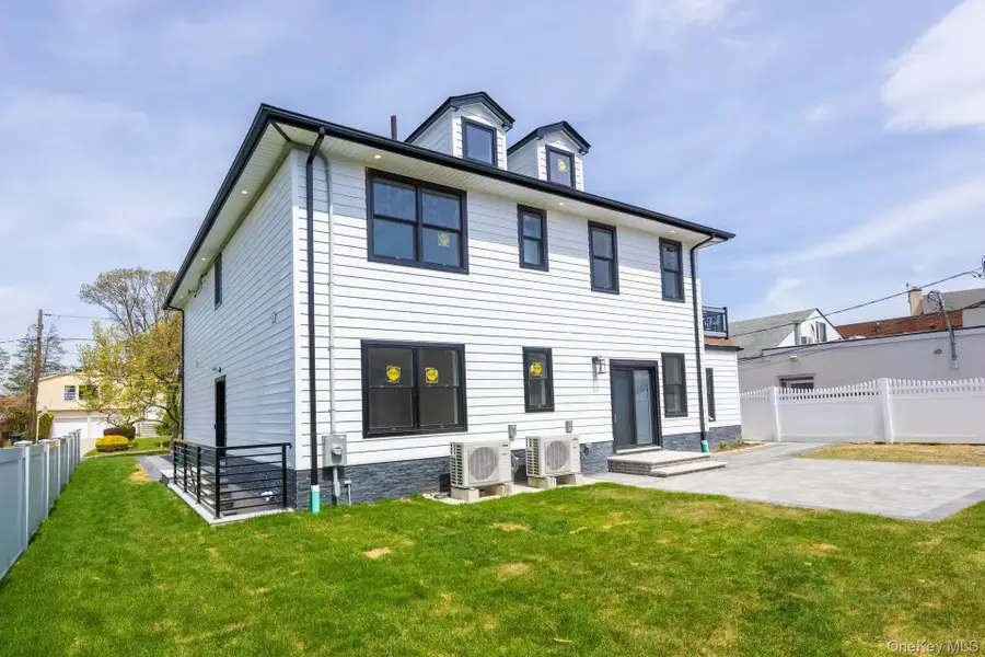 20 Genevieve Place, Great Neck, NY 11021 - Image #2