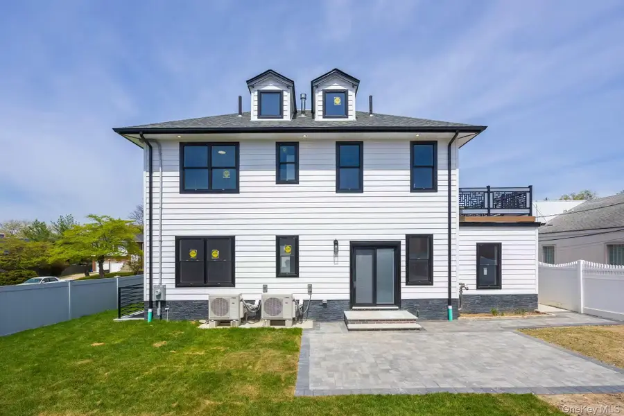 20 Genevieve Place, Great Neck, NY 11021 - Image #3