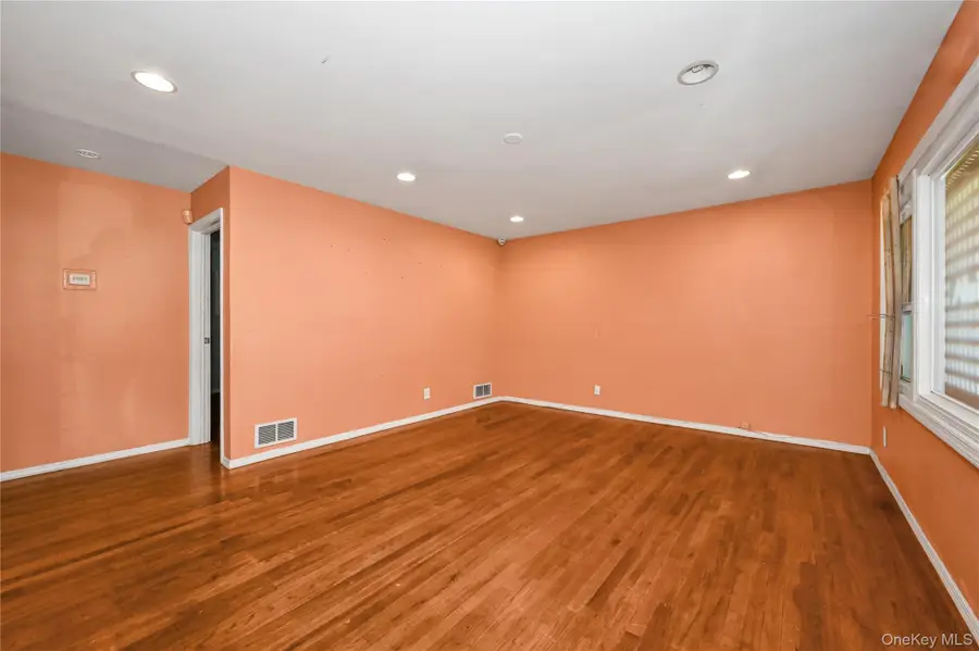 58 Amherst Lane, Hicksville, NY 11801 - Image #3