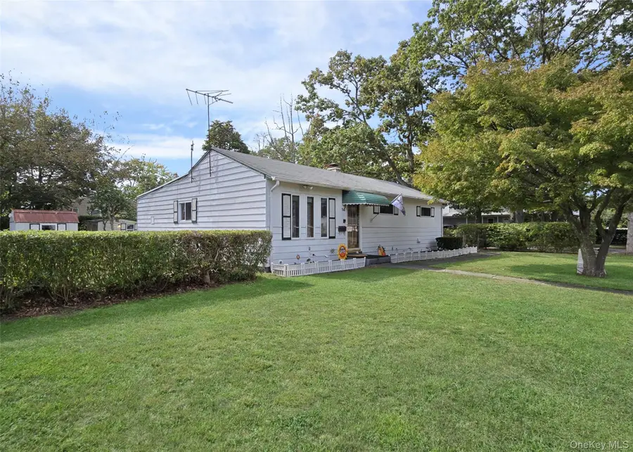 14 E Oakdale Street, Bay Shore, NY 11706 - Image #2