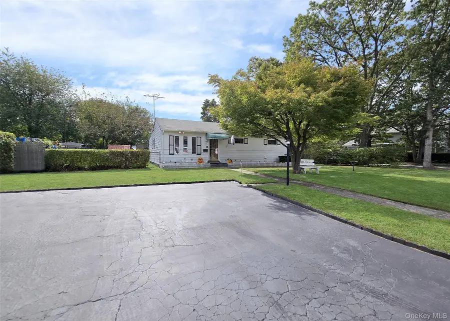 14 E Oakdale Street, Bay Shore, NY 11706 - Image #3