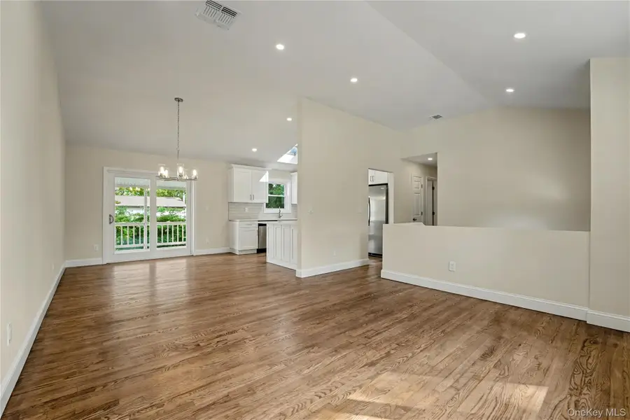 31 Perry Lane, Wheatley Heights, NY 11798 - Image #2