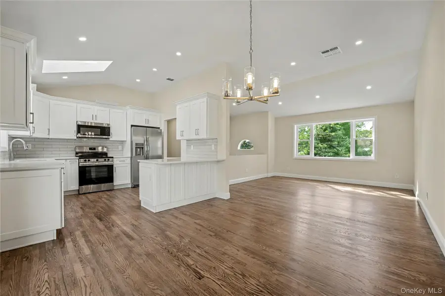 31 Perry Lane, Wheatley Heights, NY 11798 - Image #3