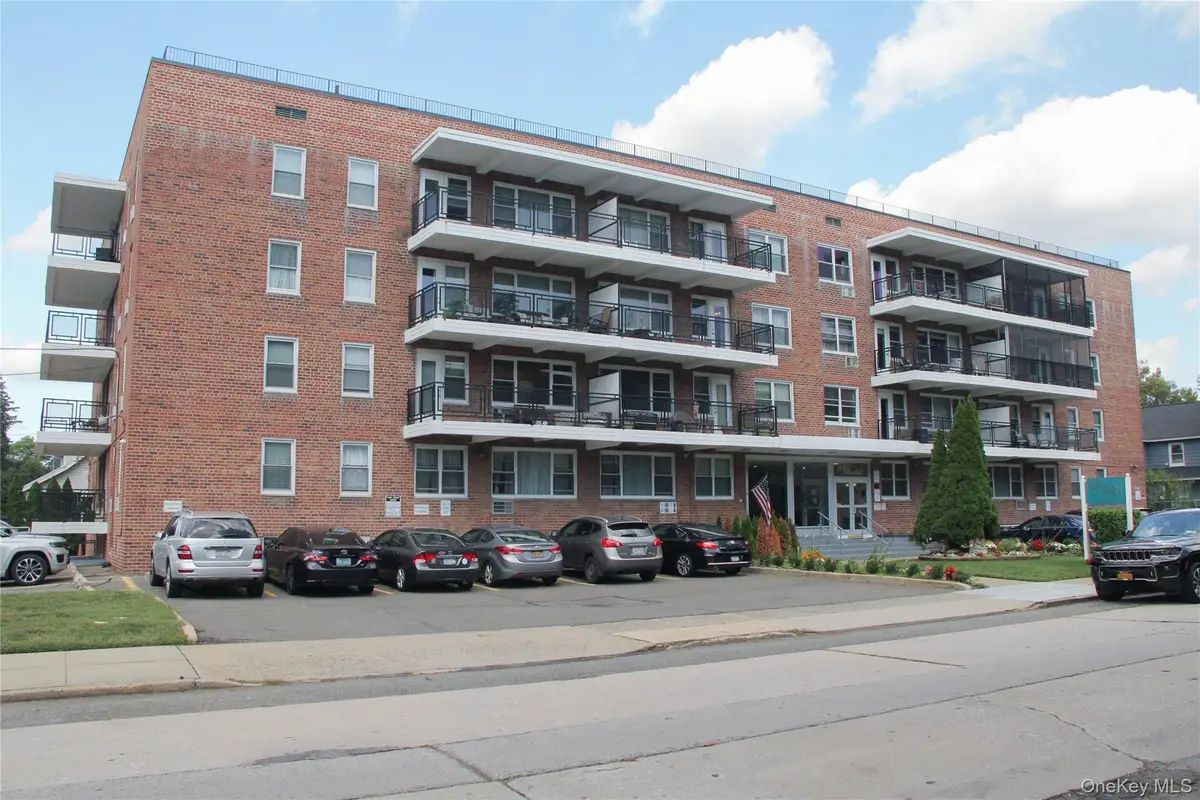 100 Randall Avenue #1E, Freeport, NY 11520 - Image #1