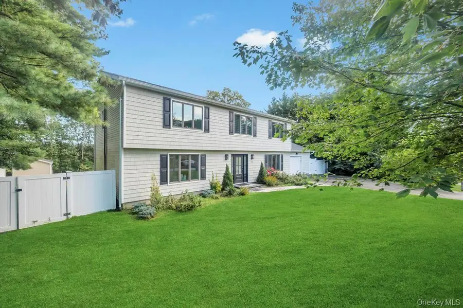 18 Stonehurst Lane, Dix Hills, NY 11746 - Image #2