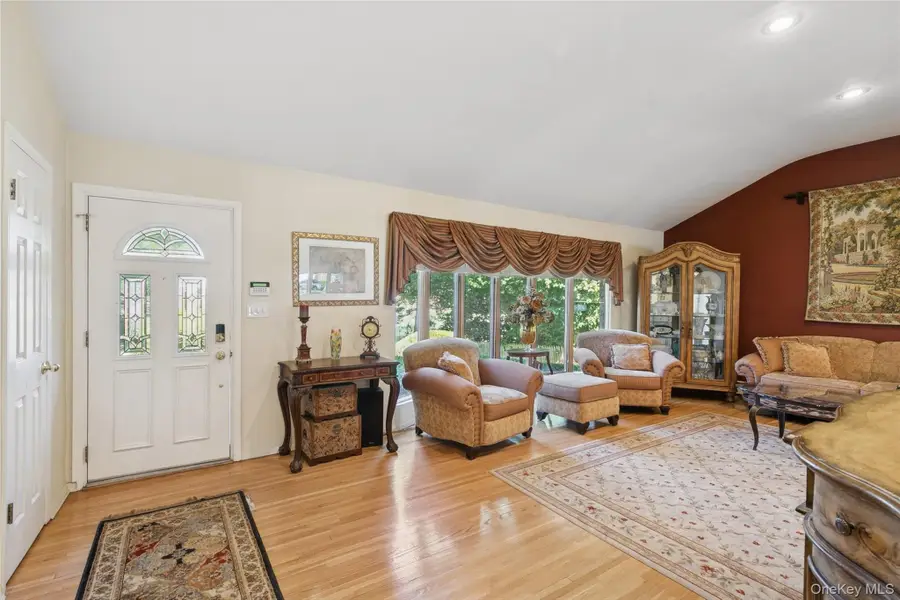 3 Wood Lane, Plainview, NY 11803 - Image #2