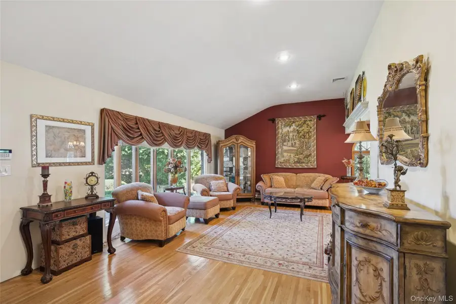 3 Wood Lane, Plainview, NY 11803 - Image #3