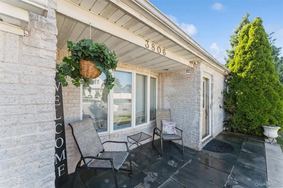 3806 Windsor Drive, Bethpage, NY 11714 - Image #2