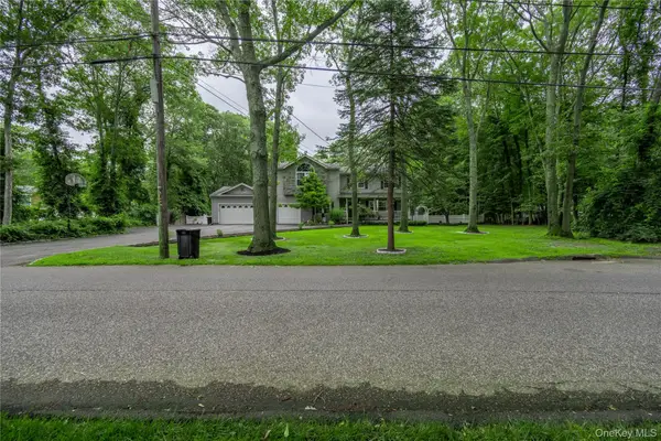 21 Locust Avenue S, Medford, NY 11763