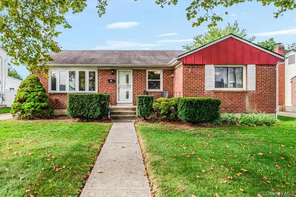 15 Hewmann Place, Bethpage, NY 11714