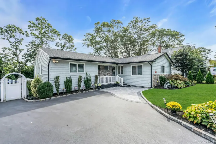 17 Wren Drive, Hauppauge, NY 11788 - Image #2