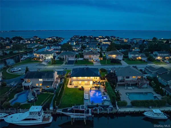 11 Dolphin Lane, West Islip, NY 11795