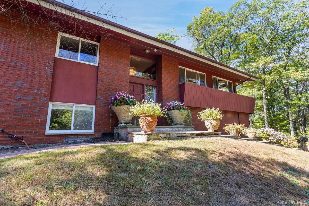 5 Crescent Lane, Putnam Valley, NY 10579 - Image #1