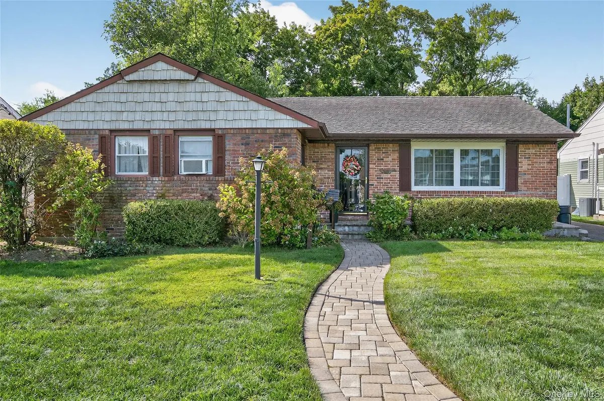 92 Hemlock Drive, Farmingdale, NY 11735 - Image #1