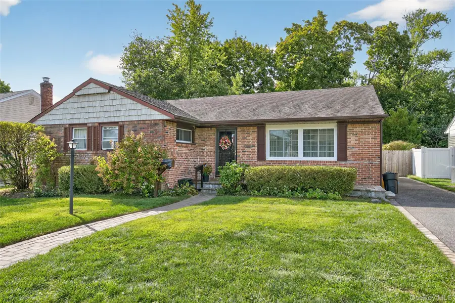 92 Hemlock Drive, Farmingdale, NY 11735 - Image #2