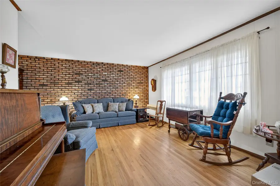 92 Hemlock Drive, Farmingdale, NY 11735 - Image #3