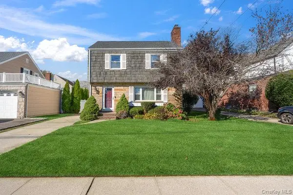 71 Dogwood Avenue, Malverne, NY 11565