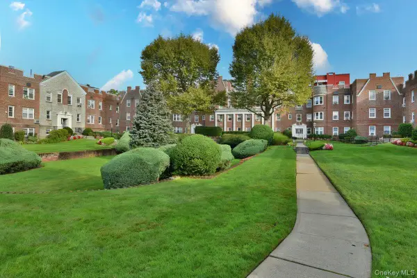 106 S Village Avenue #1D, Rockville Centre, NY 11572