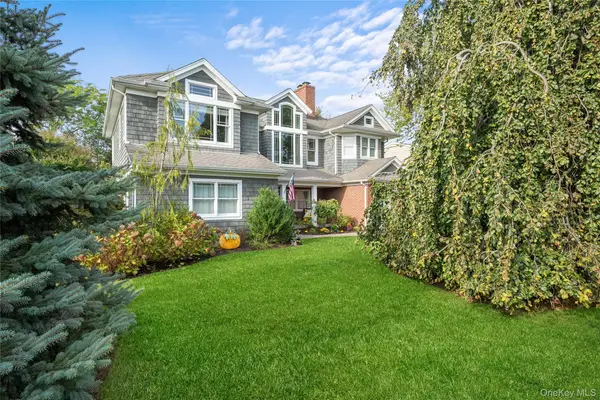 33 Robbins Avenue, Babylon, NY 11702