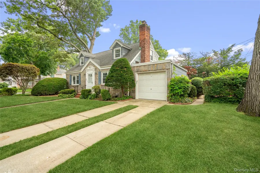 28 Redwood Road, New Hyde Park, NY 11040 - Image #2