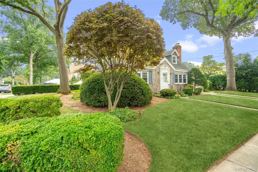 28 Redwood Road, New Hyde Park, NY 11040 - Image #3