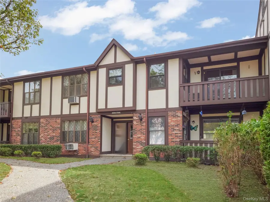 704 Sierra Vista Lane, Valley Cottage, NY 10989 - Image #2