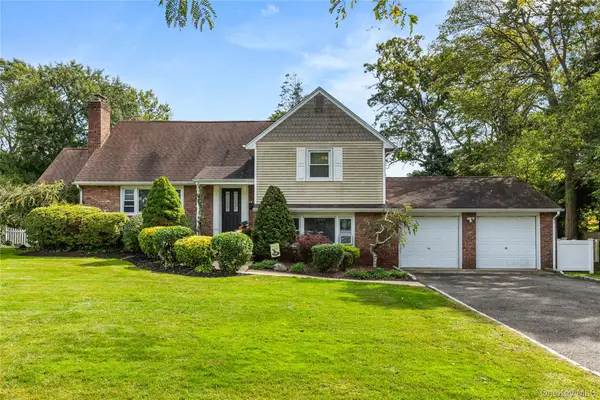 19 Gamecock Lane, Babylon, NY 11702