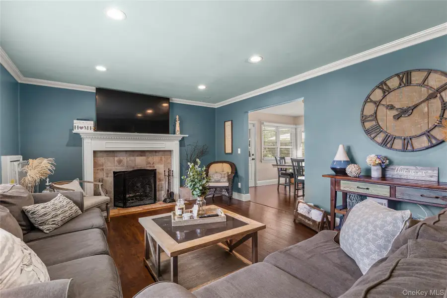 19 Gamecock Lane, Babylon, NY 11702 - Image #2