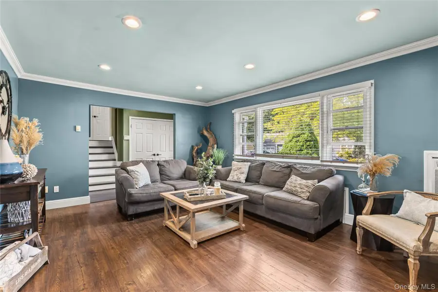 19 Gamecock Lane, Babylon, NY 11702 - Image #3