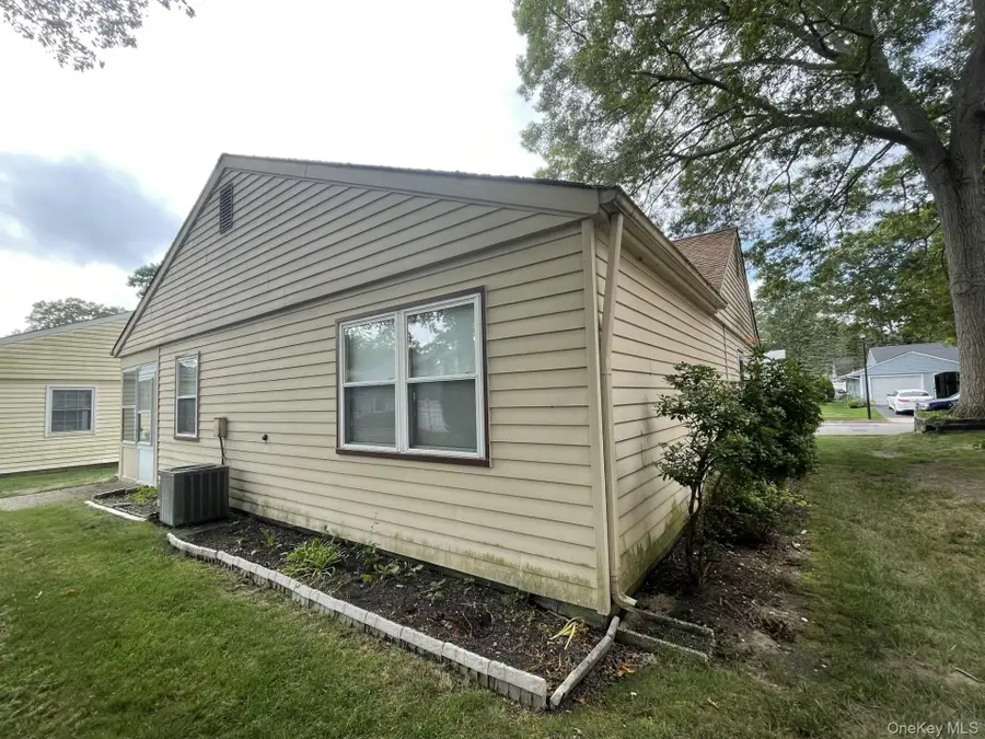 323 Brownfield Drive, Ridge, NY 11961 - Image #3