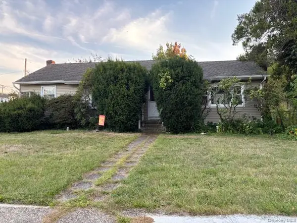 32 Copeland Place, Farmingdale, NY 11735