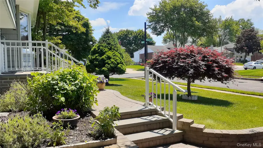 28 Halcourt Drive, Plainview, NY 11803 - Image #3