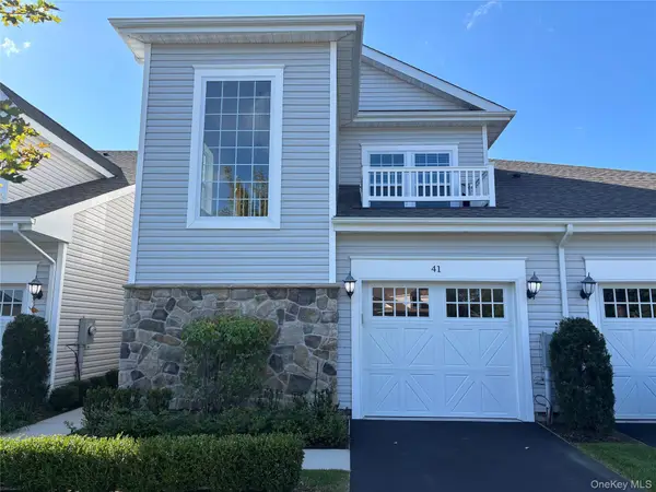 41 Greentree Court, Shirley, NY 11967