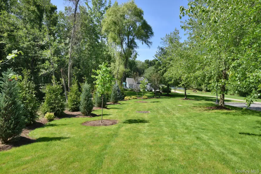 39 Club Pointe Drive, White Plains, NY 10605 - Image #3